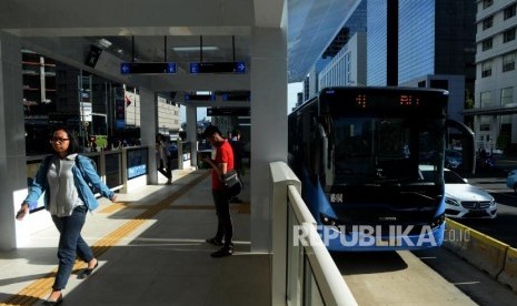 Bus Transjakarta menunggu penumpang di Halte Bundaran HI, Jakarta, Senin (25/3).