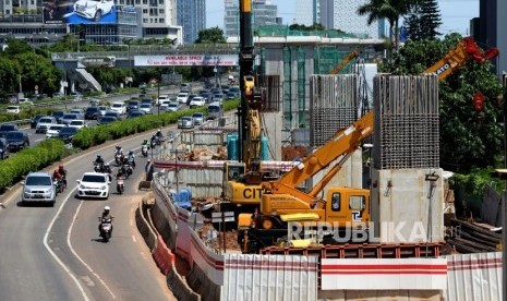 Proyek Dengan Biaya Sukuk. Pengerjaan proyek LRT di kawasan Cawang, Jakarta, Senin (25/12).