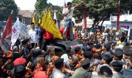 Unjuk Rasa PKL Warnai Pelantikan Anggota DPRD Garut