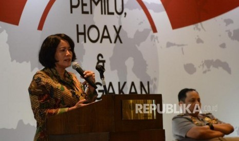 Dirjen Informasi dan Komunikasi Publik Kemenkominfo Rosarita Niken Widiastuti memberikan penjelasan dalam diskusi publik di Jakarta, Selasa (15/1).