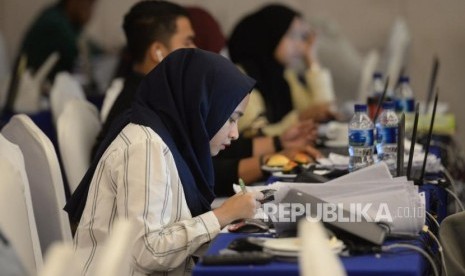 Relawan mengentri data dan pindai form C1 hitung cepat berbasis aplikasi Sistem Informasi Penghitungan Suara (SITUNG) Pemilu tahun 2019 KPU Se-Provinsi DKI Jakarta, Sabtu, (20/4).