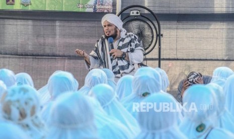 Halalbihalal di Rutan Wanita Kelas IIA. Ustad Derry Sulaiman saat bertausiyah di Rutan Wanita Kelas IIA Pondok Bambu, Jakarta Timur, Rabu (19/6).