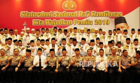 Kapolri Jenderal Tito Karnavian (tengah) bersama para anggota  Da'i Kamtibmas memberikan paparan pada acara silahturahim nasional Da'i Kamtibmas di Hotel Bidakara, Jakarta, Selasa (17/7).