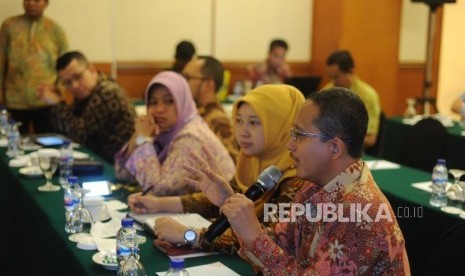 Bertanya. Peserta sedang  bertanya materi dalam FGD  investasi keuangan haji  di perbankan syariah era BPKH, Jakarta, Selasa(28/11).