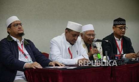 Ketua Stering Committe (SC) Ijtima’ Ulama dan Tokoh Nasional, KH. Abdul Rasyid Abdullah Syafii (ketika kiri) memberikan keterangan kepada media dalam Ijtima Ulama ke II di Jakarta, Ahad (16/9).