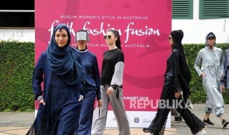 Sejumlah model melakukan peragaan busana pada pembukaan Pameran Faith Fashion Fusion: Gaya Perempuan Muslim di Australia di Museum Fatahilah, Jakarta, Kamis (1/3).