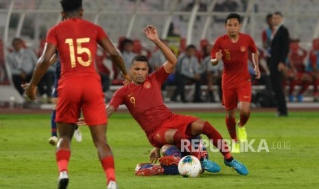 Pemain timnas Indonesia Alberto Goncalves berebut bola dengan pemain timnas Thailand dalam pertandingan Kualifikasi babak kedua Piala Dunia 2022 zona Asia di Stadion Gelora Bung Karno, Senayan, Jakarta, Selasa (10/9).