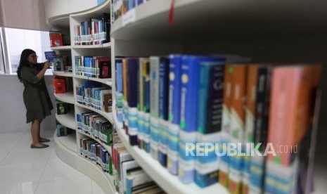 Seorang mahasiswa mencari buku referensi di Perpustakaan Nasional, Jakarta, Senin (3/12).