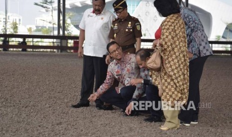 Gubernur DKI Jakarta, Anies Rasyid Baswedan  (tengah) saat  meninjau veneu pacuan kuda  saat peresmian Jakarta Internasional Equestrian Park Pulomas di Jakarta, Kamis (2/8).