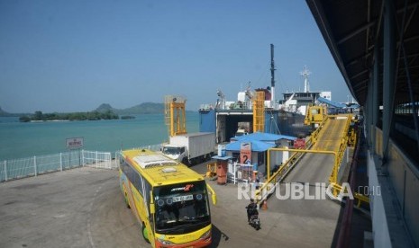 Bus antarkota melintas di kawasan Pelabuhan Bakauheni, Lampung, Kamis (31/5).