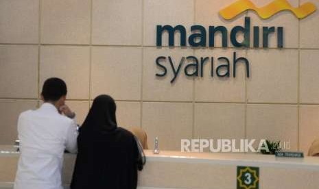 Rencana IPO BSM. Petugas melayani transaksi nasabah di kantor layanan Bank Mandiri Syariah, Jakarta, beberapa waktu lalu. Meski kondisi pasar modal masih fluktuatif, beberapa perusahaan tetap berkomitmen melakukan penawaran saham perdana atau Initial Public Offering (IPO) tahun depan. Salah satunya, Bank Syariah Mandiri (BSM).