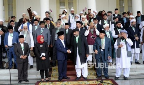 Deklarasi Perdamaian Bogor. Wakil Presiden Jusuf Kalla (tengah) berjabat dengan Ketua Dewan Ideologi Islam Pakistan Qiblq Ayaz Pada Penutupan Pertemuan Ulama Trilateral Afghanistan- Indonesia - Pakstan di Istana Kepresidenan Bogor, Jawa Barat, Jumat (11/5).