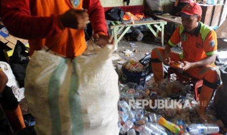 Petugas saat memilah sampah di Bank Sampah Dipo Sentral Tebet, Tebet, Jakarta Selatan, Selasa (10/4).