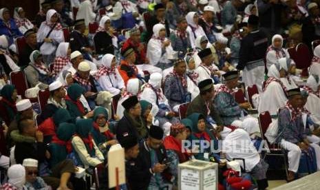 Jamaah Haji Indonesia Kloter 19 Debarkasi Jakarta Pondok Gede (JKG) saat tiba di Asrama Haji Pondok Gede, Jakarta, Rabu (5/9).