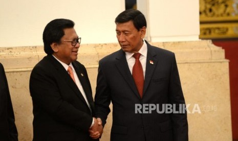 Ketua Umum Hanura Oesman Sapta (kanan) dan Wiranto. 