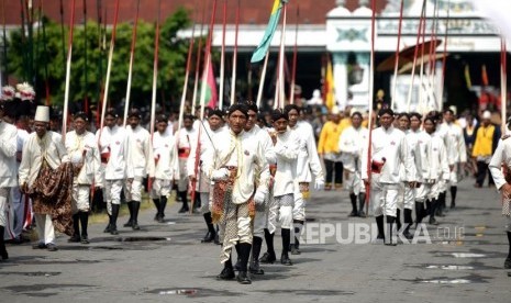 Grebeg Syawal. Prajurit Keraton Ngayogyakarta Hadiningrat mengikuti prosesi Grebeg Syawal di Alun-alun Keraton Ngayogyakarta, Yogyakarta.