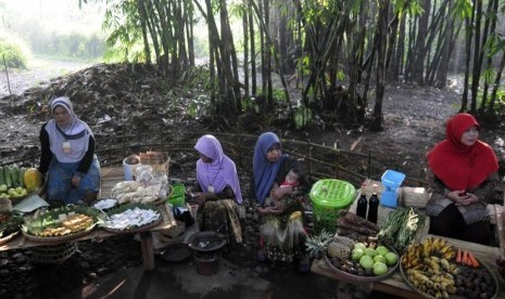 Sejumlah pedagang menunggu pembeli di pasar Papringan Desa Caruban, Kandangan, Temanggung, Jawa Tengah, Minggu (20/3).