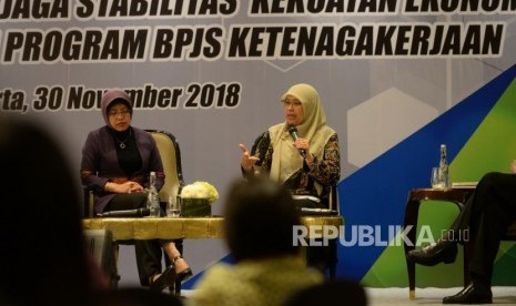 Pertemuan CFO. Staf Ahli Menteri PPN Bidang Bidang Pembangunan Sektor Unggulan dan. Infrastruktur Bappenas Amalia Adininggar Widyasanti (kiri) bersams Staff Ahli Bidang Sinergi Ekonomi dan Pembiayaan DKI JakartaSri Haryati menjadi narasumber saat Peretmuan CFO dan Diskusi BPJS Ketenagakerjaan di Jakarta, Jumat (30/11).