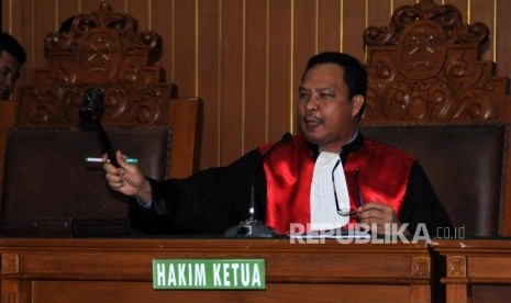 Hakim Tunggal Kusno saat memimpin sidang pututsan praperadilan Ketua DPR nonaktif Setya Novanto terhadap Komisi Pemberantasan Korupsi (KPK) di Pengadilan Negeri Jakarta Selatan, Kamis (14/12).