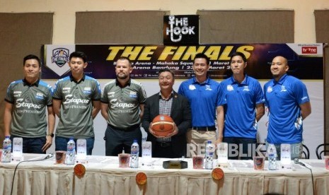 Direktur IBL Hasan Gozali (tengah) bersama pemain serta pelatih Satria Muda Pertamina dan Stapac Jakarta usai  memberikan keterangan terkait pertandingan final IBL Pertamax 2018/2019 di Jakarta, Selasa (19/3).