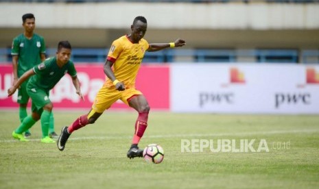 Gelandang serang Sriwijaya FC Makan Konate mencetak gol kedua ke gawang PSMS Medan melalui titik pada pertandingan Grup A Piala Presiden 2018 di Stadion GBLA Bandung, Jumat (26/1).