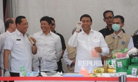 Kepala BNN RI Komjen Pol Budi Waseso, Kabareskrim Polri Komjen Pol Ari Dono Sukamanto, Menteri Koordinator Bidang Politik, Hukum dan Keamanan Republik Indonesi Wiranto, dari kiri ke kanan sedang mengambil sample narkotika yang akan di lakukan uji laboratorium sebelum di lakukan pemusnahan yang di lakukan di  kawasan Bandara Soekarno Hatta, Tangerang, Banten, Kamis (28/12).