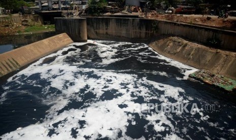 Kondisi aliran air sungai yang berbusa di kali Cipinang, Banjir Kanal Timur,Jakarta, Jumat (30/8). Tim ilmuwan telah menemukan cara sederhana dan berenergi rendah untuk memecah salah satu kelompok terbesar ‘Forever Chemicals’ atau zat kimia abadi. 