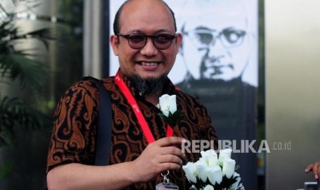 Penyidik Senior KPK Novel Baswedan usai memberikan sambutan di Gedung KPK, Jakarta, Jumat (27/7).