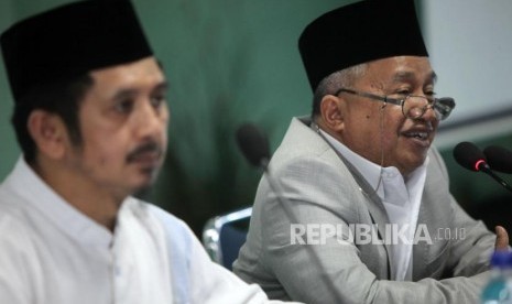 Ketua Bidang Luar Negeri  MUI Muhyidin Junaidi (kanan) didampingi Wakil Sekjen MUI Zaitun Rasmin (kiri).