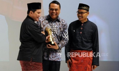 Komisaris Utama Republika Erick Thohir bersama Wakapolri Komjen Pol Syafruddin dan Pemimpin Redaksi Republika Irfan Junaidi  (dari kiri) foto bersama usai menerima piala penghargaan pada acara Tokoh Perubahan Republika di Djakarta Theater, Jakarta, Selasa (10/4).