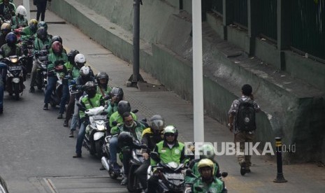 Sejumlah pengemudi ojek online menunggu penumpang (ilustrasi). 