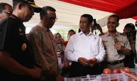 Menteri Pertanian Andi Amran Sulaiman (kedua kanan) didampingi Gubernur Sulawesi Selatan, Nurdin Abdullah (kedua kiri) melihat hasil pertanian Sulsel saat acara Gebyar Ekspor Komoditas Pertanian Sulsel di Kawasan Industri Makassar, Sulawesi Selatan, Rabu (13/3/2019).