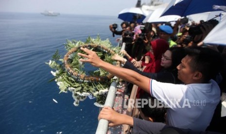 Warga korban pesawat Lion Air JT-610 yang jatuh menaburkan bunga sekaligus doa bersama di KRI Banjarmasin 592 di Perairan Karawang, Jawa Barat, Selasa (6/11).