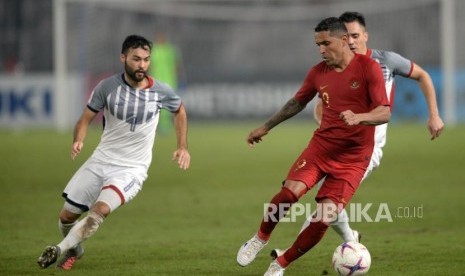 Penyerang Timna Indonesia Alberto Da Costa (tengah) dibayangi kedua Pesepakbola Filipina saat menggiring bola pada Pertandingan Grup B Piala AFF Suzuki Cup di Stadiun Gelora Bung Karno, Jakarta, Ahad (25/11).