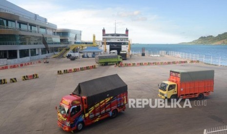 Kendaraan memasuki kapal untuk menyeberang di Pelabuhan Bakauheni, Lampung, Kamis (2/5).