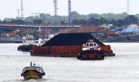 Penguatan Harga Batubara. Kapal tunda menarik tongkang batubara di Sungai Musi, Palembang, Ahad (2/9). Harga Batu bara Acuan (HBA) bulan Agustus 2020 mengalami penurunan sebesar 3,49 persen menjadi 50,34 dolar AS per ton dibandingkan HBA bulan Juli 2020 sebesar 52,16 dolar AS per ton. 