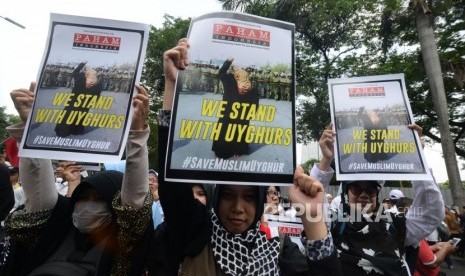 Massa berbagai ormas Islam menggelar aksi solidaritas selamatkan muslim Uighur di depan Kedutaan Besar  Republik Rakyat China di  Jakarta, Jumat (21/12).