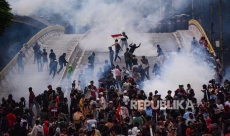 Massa aksi pelajar STM saat terlibat bentrok dengan polisi ketika melakukan aksi unjuk rasa tolak UU KPK hasil revisi dan RKUHP di Jalan Layang Slipi, Petamburan Jakarta, Rabu (25/9/2019).