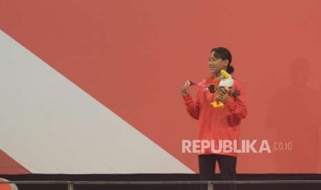 Atlet para renang Indonesia Indriani Syuci berfoto usai menerima medali perunggu pada babak final putri 200m gaya bebas S14 para renang Asian Para Games 2018 di Aquatic Center, Gelora Bung Karno, Jakarta,  Ahad (7/10).