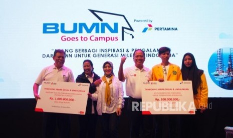 BANTUAN PENDIDIKAN. Menteri BUMN Rini Soemarno, Direktur Utama Pertamina Nicke Widyawati dan Menristek Mohammad Nasir (kedua dari kiri ke kanan) menyerahkan secara simbolis bantuan CSR dan beasiswa yang diterima oleh Rektor Universitas Siliwangi Rudi Priyadi (kanan) dan perwakilan mahasiswa pada acara BUMN Goes To Campus di Universitas Siliwangi (20/3).