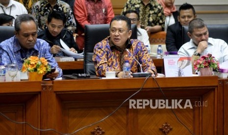 Ketua DPR RI Bambang Soesatyo bersiap mengikuti acara pelantikan ketua komisi III DPR di Kompleks Parlemen, Senayan, Jakarta, Rabu (24/1).