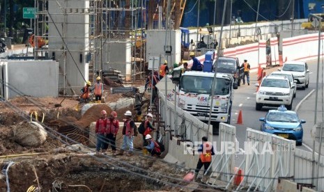 Penyelesaian Pembiayaan LRT. Proyek pengerjaan pembangunan LRT di kawasan Kuningan, Jakarta, Senin (18/12).