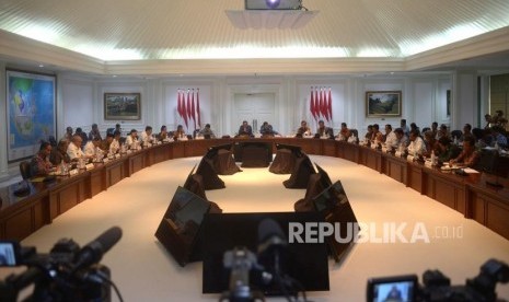 Ratas Persiapan Asian Games 2018. Rapat terbatas terkait persiapan Asian Games 2018 yang dipimpin Presiden Joko Widodo di Kantor Kepresidenan, Jakarta, Selasa (6/3).