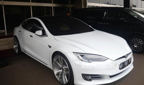 Mobil listrik Tesla yang terparkir didepan Gedung Nusantara III, Kompleks Parlemen, Jakarta, Selasa (3/7).