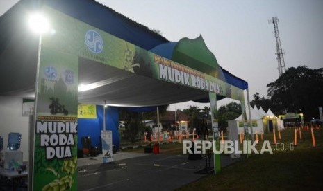 Rest area di kawasan Ciaseum, Cikampek, Jawa Barat, Sabtu (9/6).