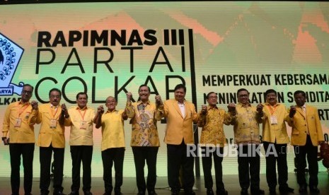 Ketua Umum Partai Golkar Airlangga Hartarto (kelima kanan) bergandengan tangan bersama Menko bidang Kemaritiman Luhut Binsar Panjaitan (kelima kiri), Ketua Dewan Pembina Aburizal Bakrie (keempat kiri), Ketua Harian Nurdin Halid (ketiga kiri), Ketua Dewan Pakar Agung Laksono (ketiga kanan), Wakil Ketua Dewan Kehormatan Akbar Tanjung (keempat kanan) dan Sekjen Golkar Idrus Marham (kanan) saat pembukaan Rapimnas Partai Golkar di Jakarta Convention Center, Senin (18/12).