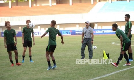 Latihan Timnas Sepak Bola U19. Pelatih Timnas Sepak Bola U19 Fachri Husaini memimpin latihan di Stadion Mandala Krida, Yogyakarta, Selasa (10/9/2019).