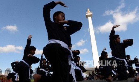 Sejumlah pelajar saat menampilkan pencak silat usai upacara peringatan Hari Pendidikan Nasional di kawasan Monumen Nasional (Monas), Jakarta, Kamis (2/5).