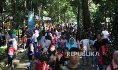 Pengunjung memadati Taman Margasatwa Ragunan di Jakarta, Senin (25/12).