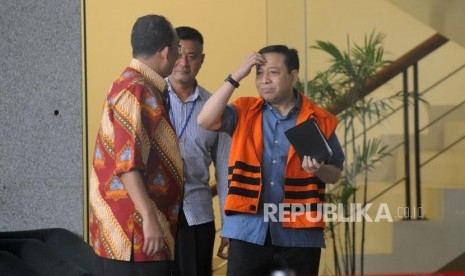 Terdakwa kasus korupsi KTP Elektronik Setya Novanto (kanan) berbincang  bersama penasehat hukum Setya Novanto, Firman Wijaya (kiri)  usai mengikuti pemeriksaan  di Gedung Komisi Pemberantasan Korupsi (KPK), Jakarta, Selasa (27/3).